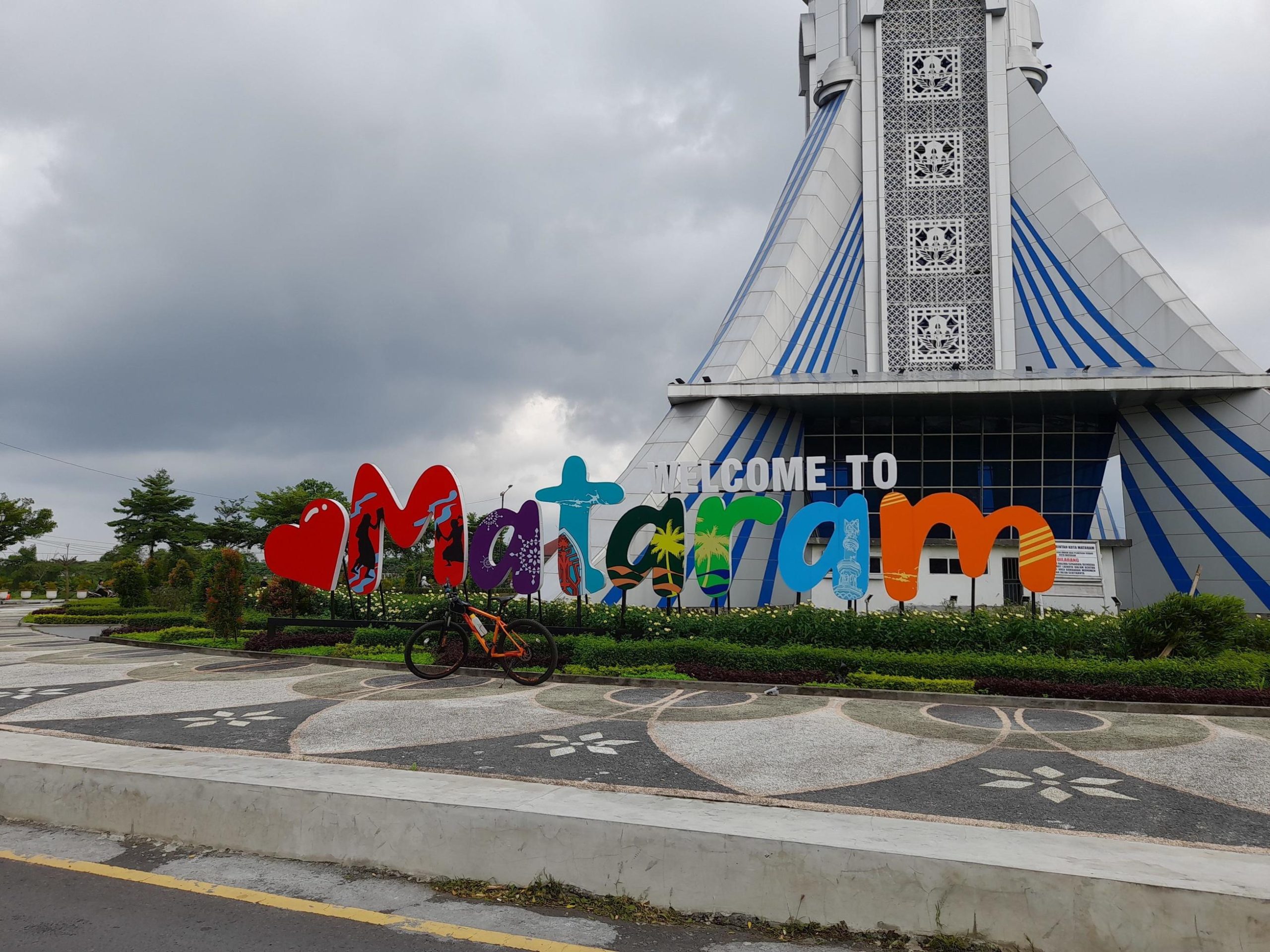 mataram-city-lombok-island-indonesia-january-1st-2023-welcome-monument-park-to-the-city-of-mataram-lombok-island-indonesia-free-photo